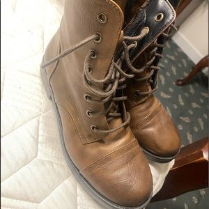Very cute brown boots up to ankle good condition size 7